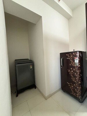 Room in 1.5 BHK Apartment at Lodha Amara, Kolshet Road – for Rent