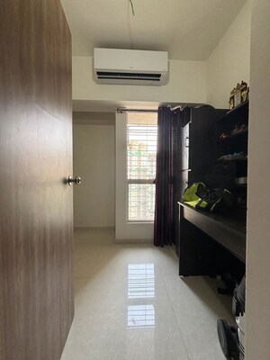Room in 1.5 BHK Apartment at Lodha Amara, Kolshet Road – for Rent