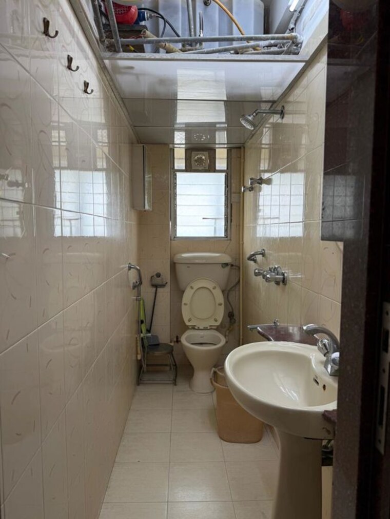 Bathroom, colaba 3 Bedroom 1350 Sq.Ft. Apartment In Colaba Mumbai 10560756