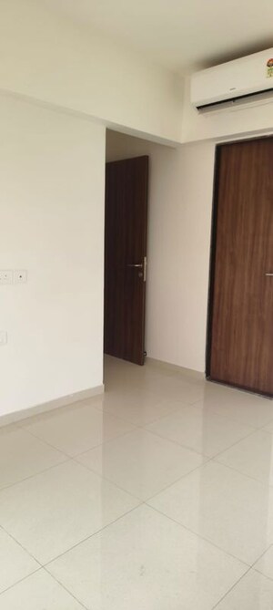 Room in 2 BHK Apartment at Lodha Amara, Kolshet Road – for Sale