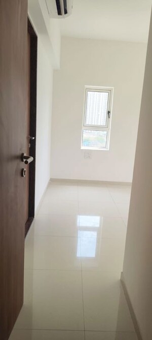 Room in 2 BHK Apartment at Lodha Amara, Kolshet Road – for Sale