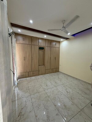 Room in 5 BHK Independent House at Sector 80 – for Rent