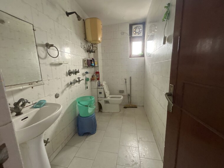 Bathroom, sector 2 dwarka 3 Bedroom 1800 Sq.Ft. Apartment In Sector 2 Dwarka Delhi 10560727