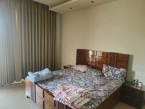 Bedroom in 3 BHK Builder Floor at Sector 16 – for Rent