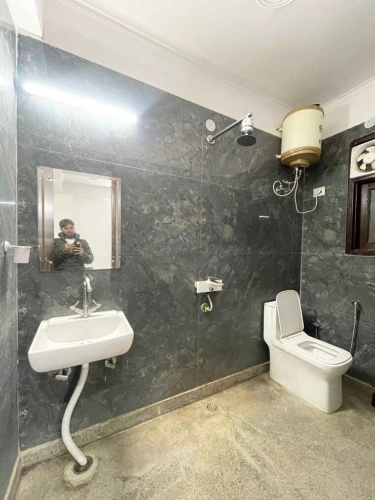 Bathroom, shivalik colony 1 Bedroom 500 Sq.Ft. Builder Floor In Shivalik Colony Delhi 10560975