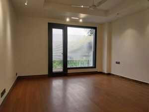 Room in 4 BHK Builder Floor at Safdarjung Enclave – for Rent