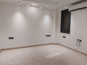 Room in 4 BHK Builder Floor at Safdarjung Enclave – for Rent