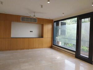 Room in 4 BHK Builder Floor at Safdarjung Enclave – for Rent