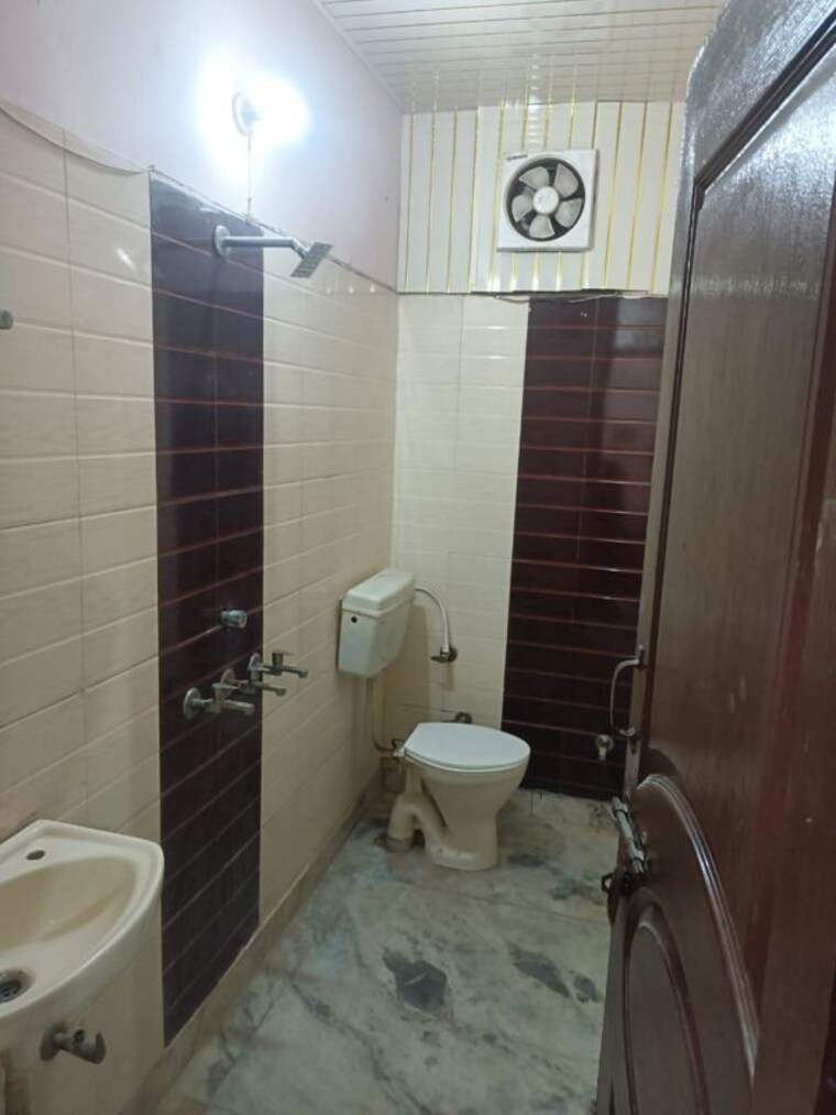 Bathroom, dwarka mor 1 Bedroom 450 Sq.Ft. Builder Floor In Dwarka Mor Delhi 10561068