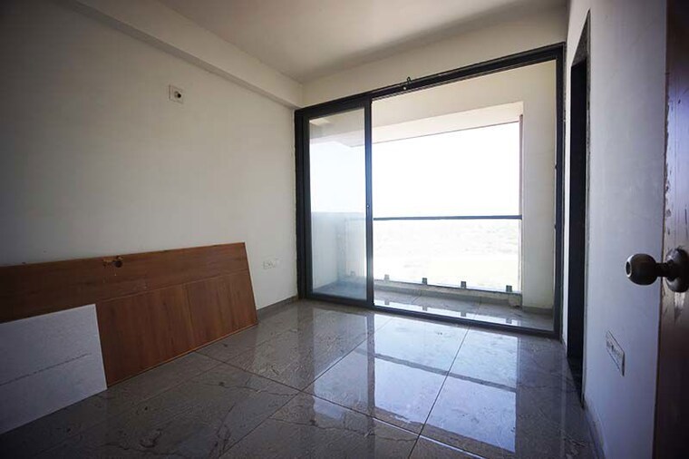 Room, vaishnodevi circle 3 Bedroom 205 Sq.Yd. Apartment In Vaishnodevi Circle Ahmedabad 10561074