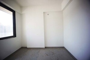 Room in 3 BHK Apartment at Vaishnodevi Circle – for Sale