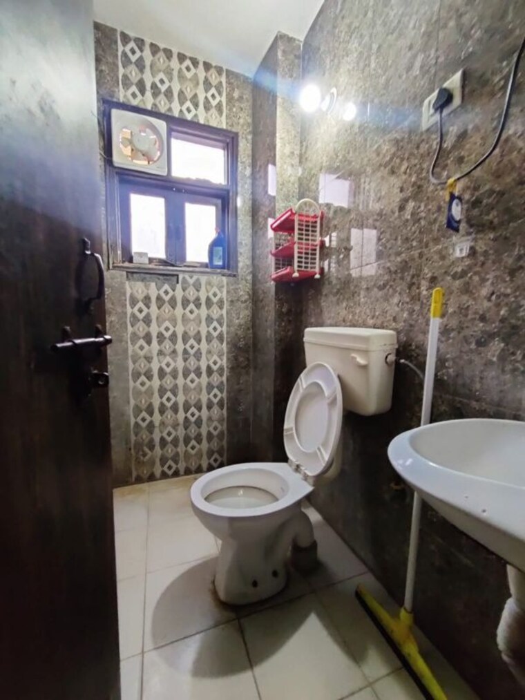 Bathroom, neb sarai 1 Bedroom 450 Sq.Ft. Builder Floor In Neb Sarai Delhi 10561229