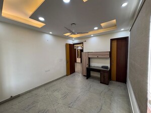 Room in 3 BHK Builder Floor at Sushant Lok Iii – for Rent
