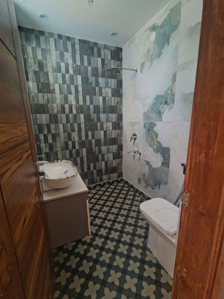 Bathroom, green fields colony 4 Bedroom 3600 Sq.Ft. Builder Floor In Green Fields Colony Faridabad 10349630