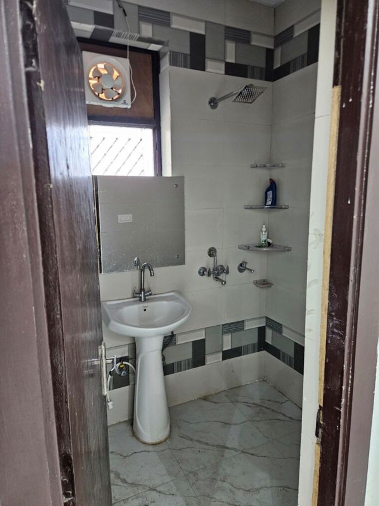 Bathroom, green fields colony 3 Bedroom 1800 Sq.Ft. Builder Floor In Green Fields Colony Faridabad 10343562