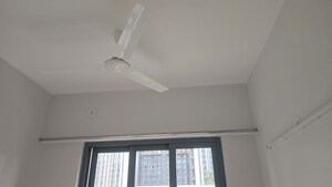 Room in 1.5 BHK Apartment at Kalpataru Elitus, Mulund West – for Rent