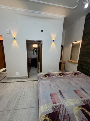 Bedroom in 5 BHK Apartment at Kabir Road – for Rent