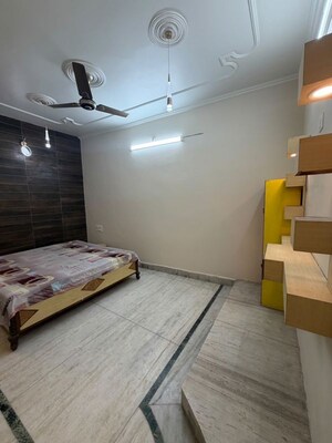 Room in 5 BHK Apartment at Kabir Road – for Rent