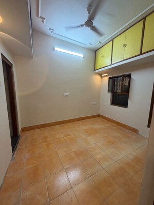 Room in 5 BHK Apartment at Kabir Road – for Rent
