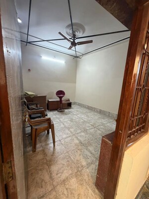 Bedroom in 5 BHK Apartment at Kabir Road – for Rent