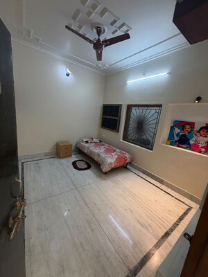 Bedroom in 5 BHK Apartment at Kabir Road – for Rent
