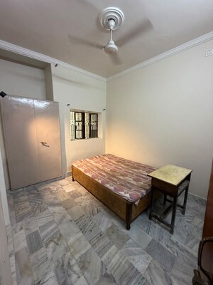 Bedroom in 5 BHK Apartment at Kabir Road – for Rent