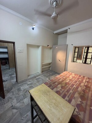 Bedroom in 5 BHK Apartment at Kabir Road – for Rent