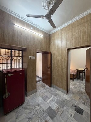 Bedroom in 5 BHK Apartment at Kabir Road – for Rent