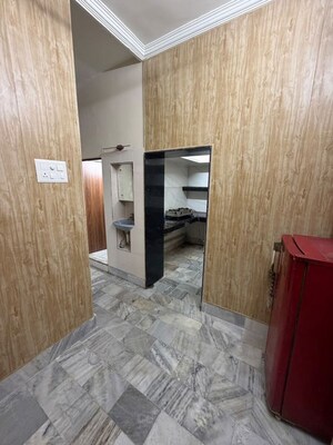 Room in 5 BHK Apartment at Kabir Road – for Rent