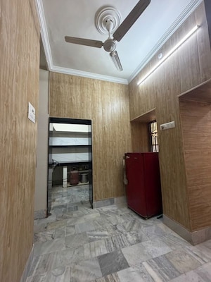 Room in 5 BHK Apartment at Kabir Road – for Rent