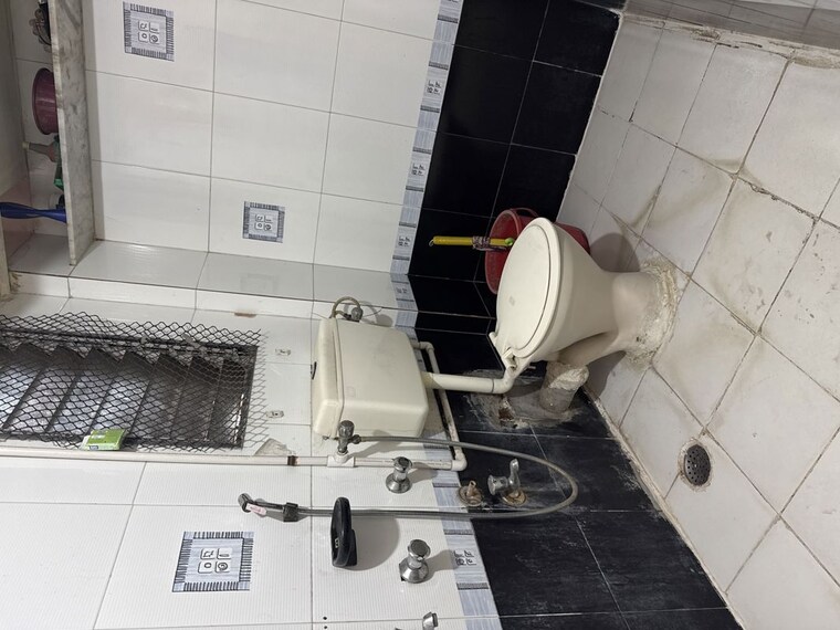 Washroom, maruti-mahadev-nagar 3 Bedroom 1200 Sq.Ft. Apartment In Sunil Nagar Thane 10512289