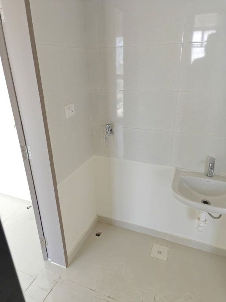 Bathroom, paranjape-trident-towers 2 Bedroom 500 Sq.Ft. Apartment In Wakad Pune 10561837