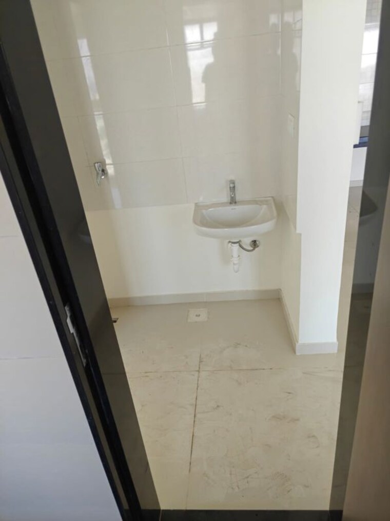 Bathroom, paranjape-trident-towers 2 Bedroom 500 Sq.Ft. Apartment In Wakad Pune 10561837