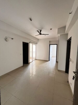 Room in 2 BHK Apartment at Himalaya Pride, Tech Zone 4 Greater Noida – for Rent