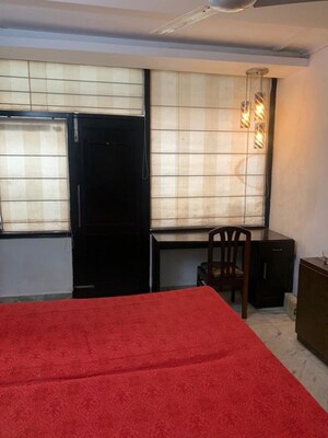 Room in 3 BHK Builder Floor at Unitech South City II, Sector 50 – for Rent