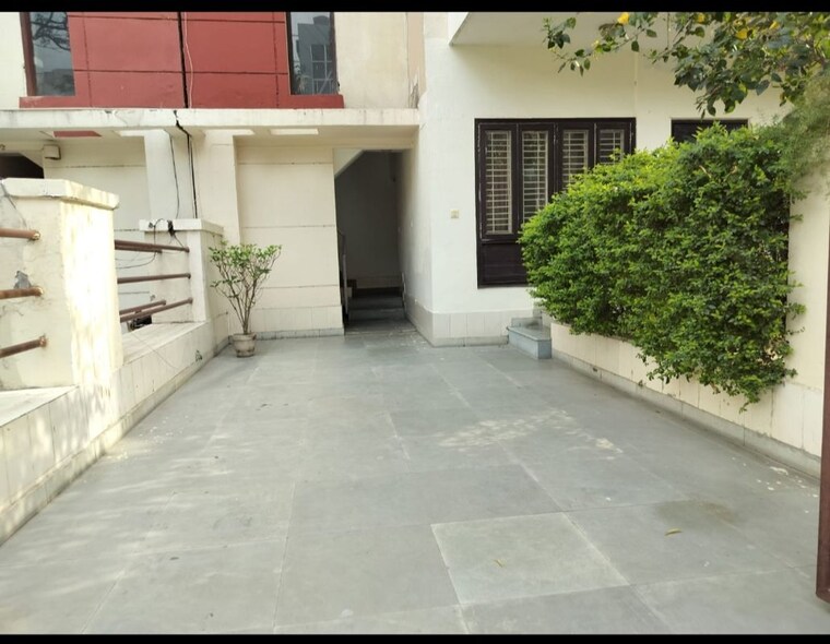 Balcony, ss-mayfield-gardens 3 Bedroom 295 Sq.Yd. Builder Floor In Sector 51 Gurgaon 10561840