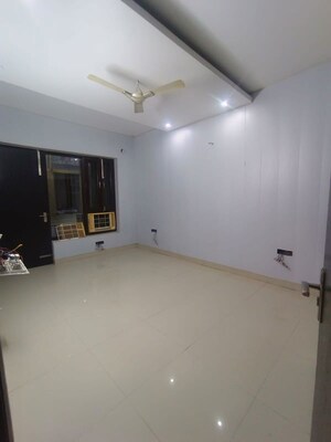 Room in 2.5 BHK Builder Floor at Smart World Orchard, Sector 61 – for Rent