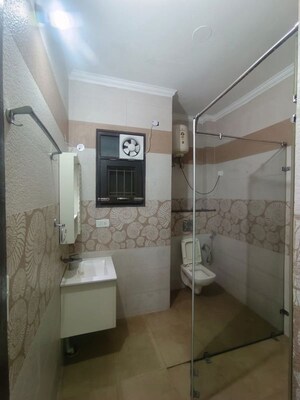 Bathroom in 2.5 BHK Builder Floor at Smart World Orchard, Sector 61 – for Rent