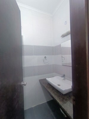 Bathroom in 2.5 BHK Builder Floor at Smart World Orchard, Sector 61 – for Rent