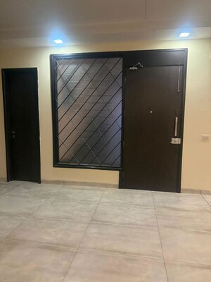 Room in 3 BHK Builder Floor at Sukhdev Vihar – for Rent