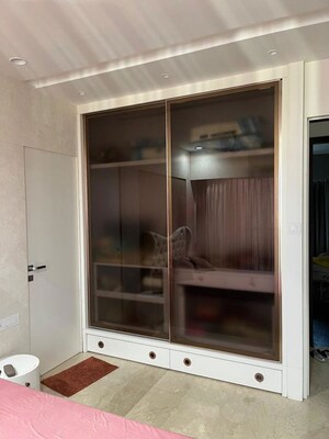 Room in 4 BHK Apartment at Sheth Avalon, Laxmi Nagar – for Sale
