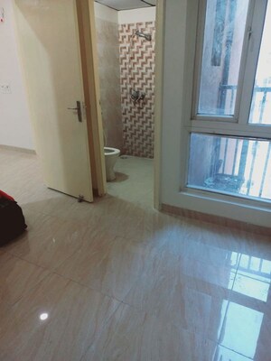 Room in 2.5 BHK Apartment at VVIP Homes, Gaur City 2 – for Rent