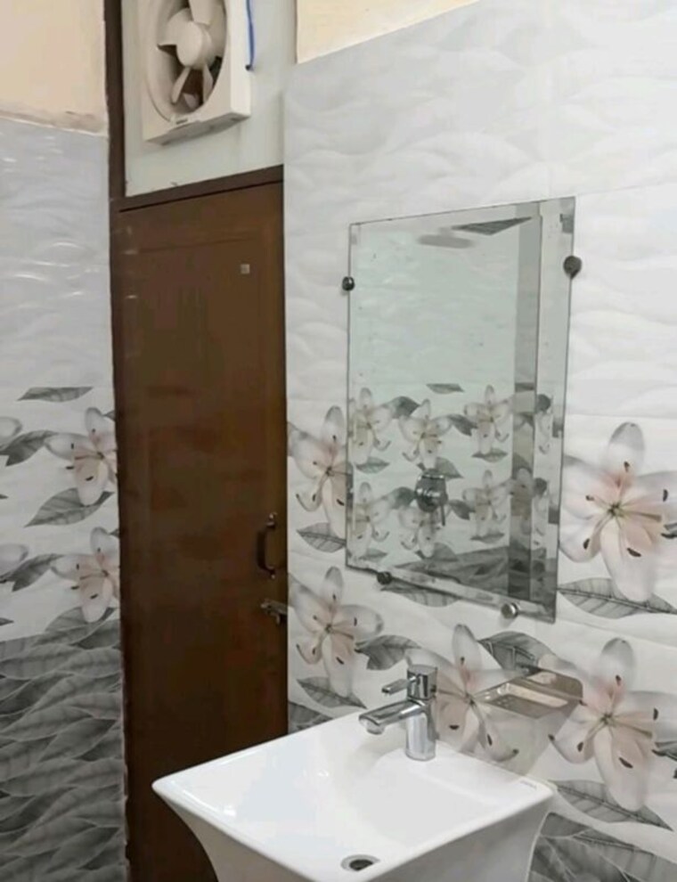 Bathroom, alpha ii greater noida 6 Bedroom 200 Sq.Mt. Independent House In Alpha Ii Greater Noida Greater Noida 10562009