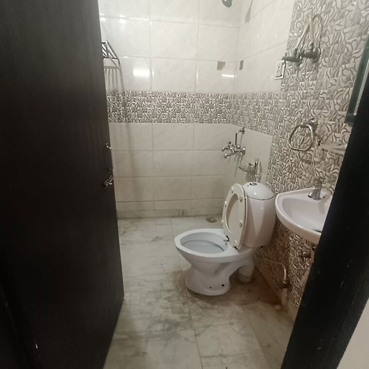 Bathroom, kalkaji 1 Bedroom 450 Sq.Ft. Builder Floor In Kalkaji Delhi 10562132