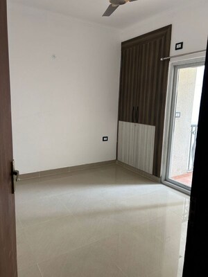 Room in 2.5 BHK Apartment at Sector 77 – for Rent