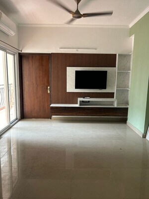 Room in 2.5 BHK Apartment at Sector 77 – for Rent