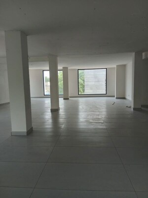  Showroom For Rent in Mansarover Garden