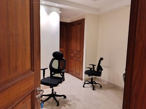 Room in 3 BHK Builder Floor at Defence Colony – for Sale