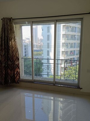 Room in 1 BHK Apartment at Lodha Amara, Kolshet Road – for Rent