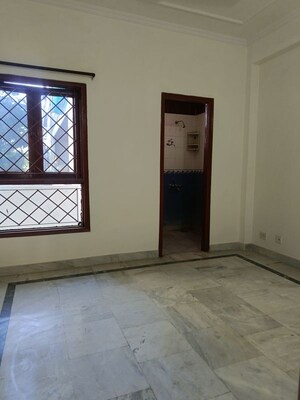 Room in 2.5 BHK Builder Floor at Unitech South City II, Sector 50 – for Rent